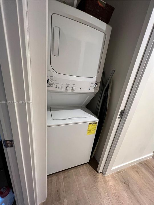 Под контрактом: $1,799,500 (3 спален, 3 ванн, 2106 Квадратных фут)