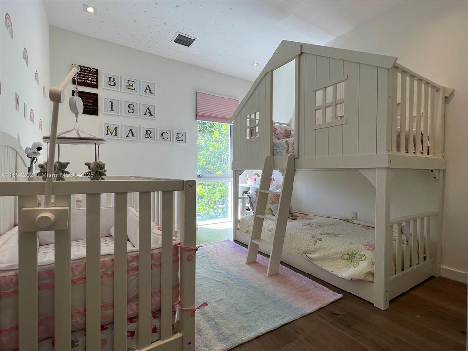 Под контрактом: $1,799,500 (3 спален, 3 ванн, 2106 Квадратных фут)