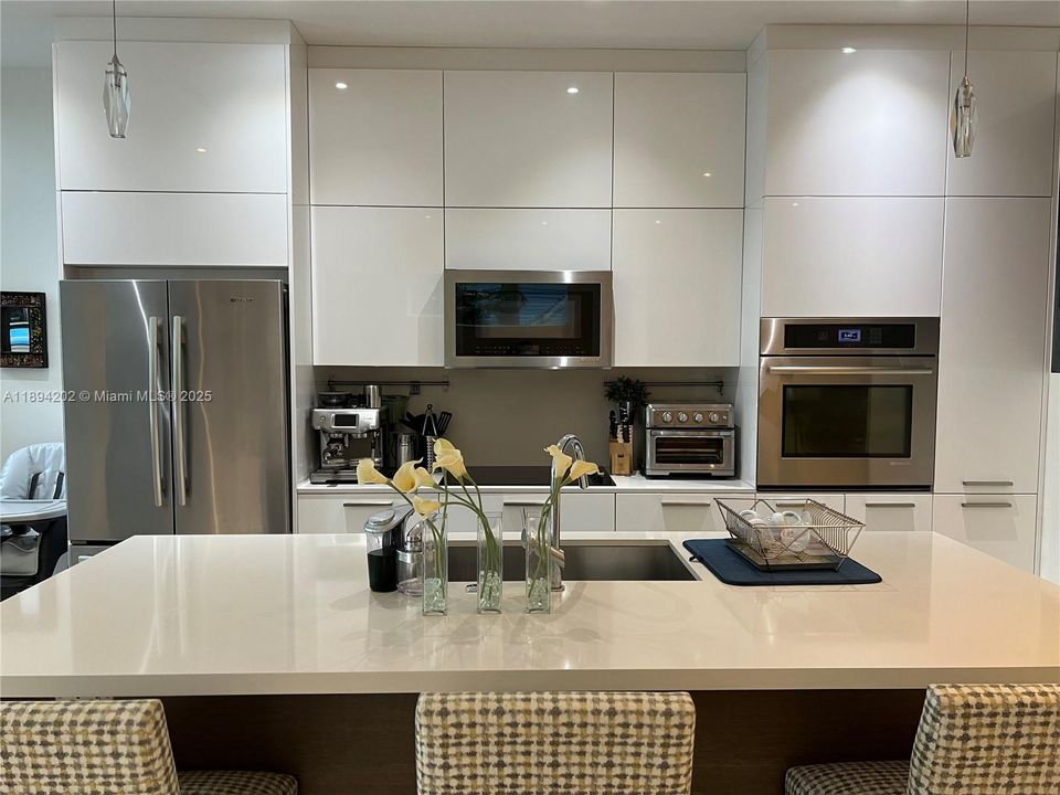 Под контрактом: $1,799,500 (3 спален, 3 ванн, 2106 Квадратных фут)