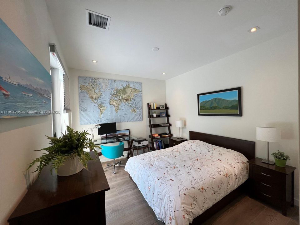 Под контрактом: $1,799,500 (3 спален, 3 ванн, 2106 Квадратных фут)