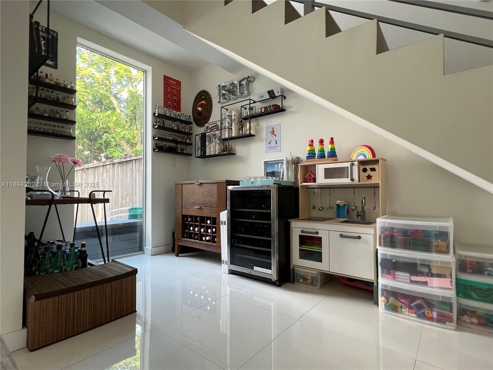 Под контрактом: $1,799,500 (3 спален, 3 ванн, 2106 Квадратных фут)