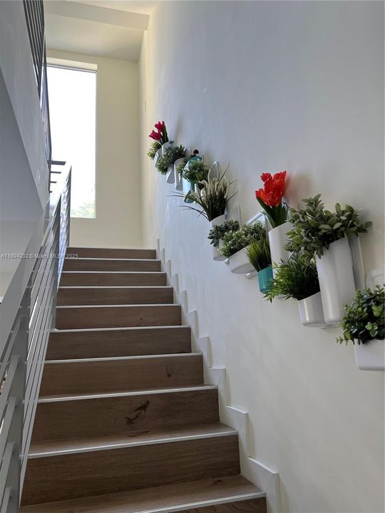 Под контрактом: $1,799,500 (3 спален, 3 ванн, 2106 Квадратных фут)