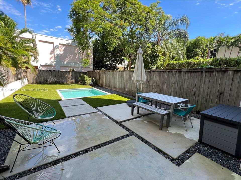 Под контрактом: $1,799,500 (3 спален, 3 ванн, 2106 Квадратных фут)