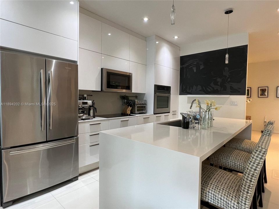 Под контрактом: $1,799,500 (3 спален, 3 ванн, 2106 Квадратных фут)