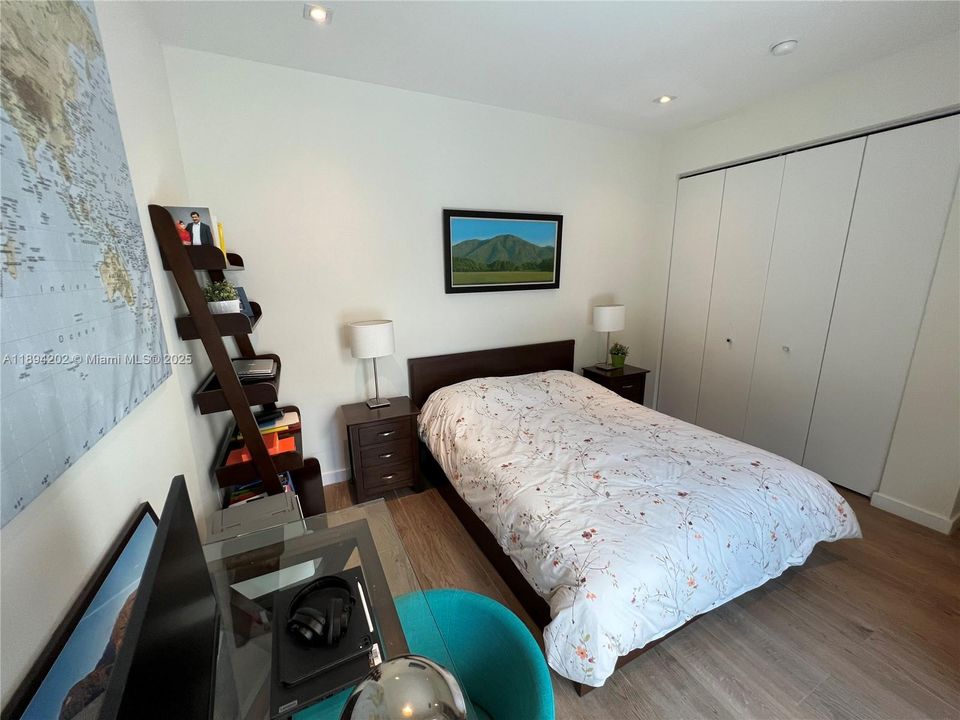 Под контрактом: $1,799,500 (3 спален, 3 ванн, 2106 Квадратных фут)