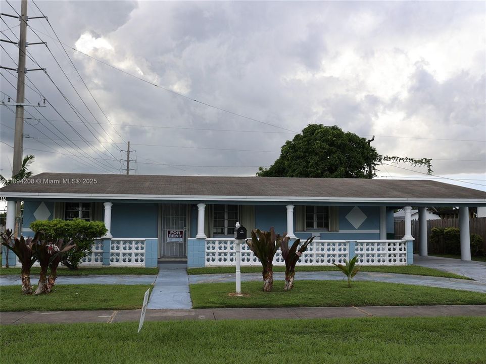 出租: $3,850 (5 贝兹, 3 浴室, 1886 平方英尺)