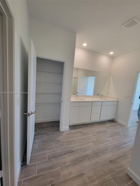 出租: $3,400 (3 贝兹, 2 浴室, 0 平方英尺)