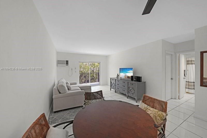 Active With Contract: $1,875 (1 beds, 1 baths, 640 Square Feet)