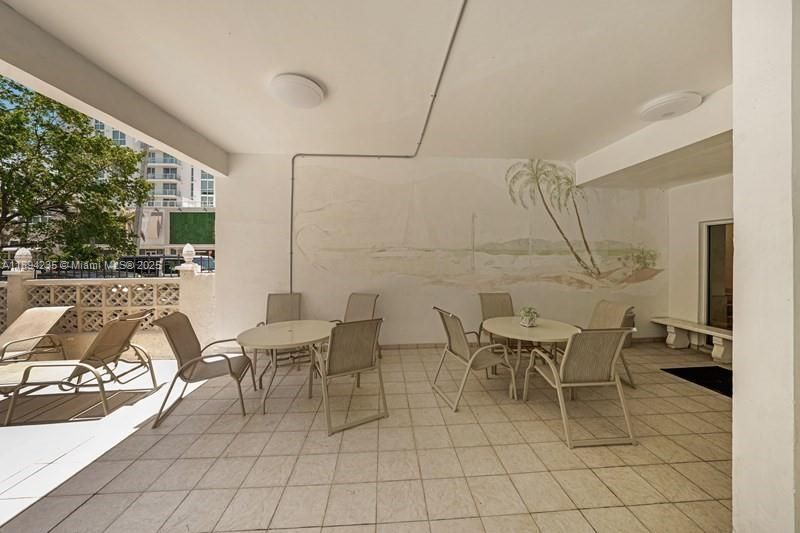 Active With Contract: $1,875 (1 beds, 1 baths, 640 Square Feet)