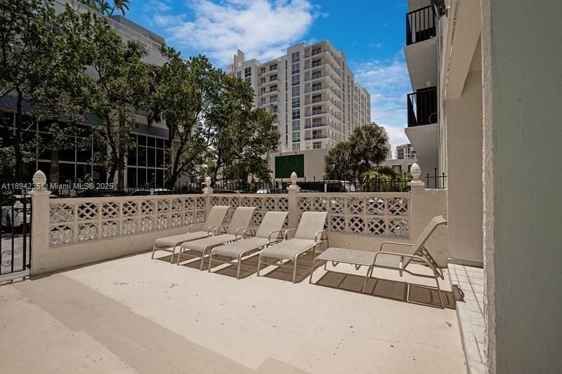 Active With Contract: $1,875 (1 beds, 1 baths, 640 Square Feet)