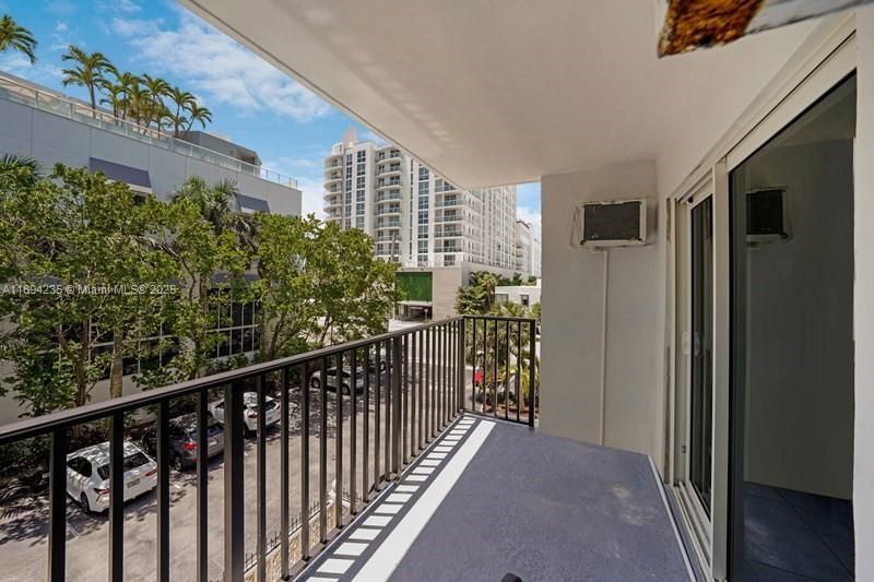 Active With Contract: $1,875 (1 beds, 1 baths, 640 Square Feet)