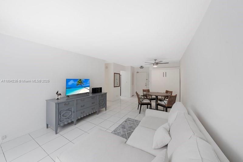 Active With Contract: $1,875 (1 beds, 1 baths, 640 Square Feet)