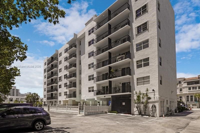 Active With Contract: $1,875 (1 beds, 1 baths, 640 Square Feet)