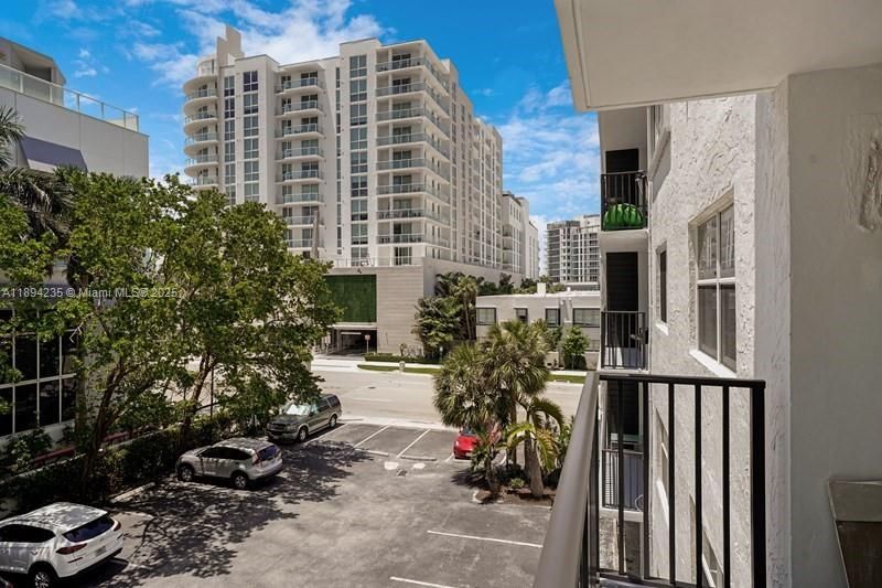 Active With Contract: $1,875 (1 beds, 1 baths, 640 Square Feet)