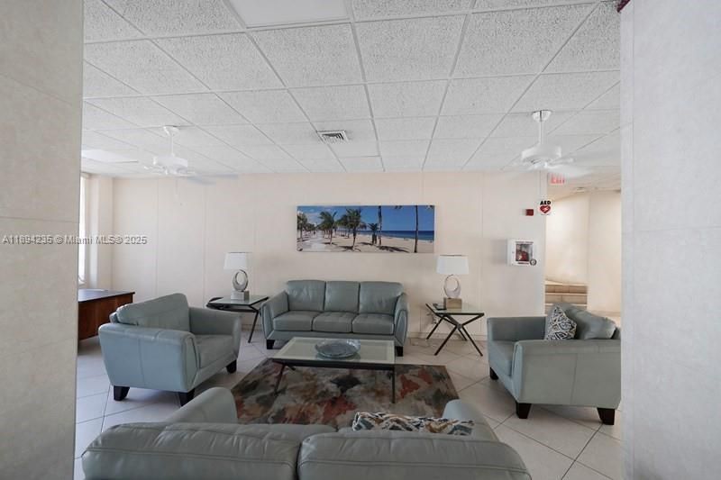 Active With Contract: $1,875 (1 beds, 1 baths, 640 Square Feet)