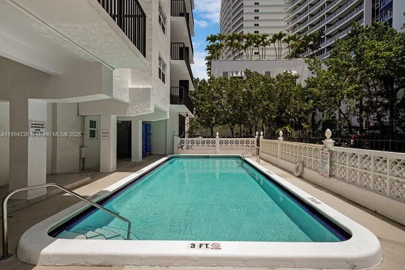 Active With Contract: $1,875 (1 beds, 1 baths, 640 Square Feet)