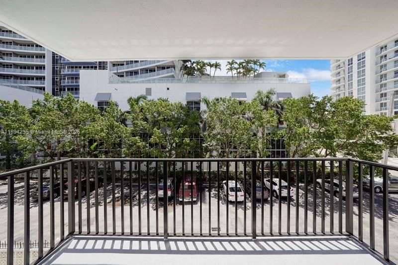 Active With Contract: $1,875 (1 beds, 1 baths, 640 Square Feet)