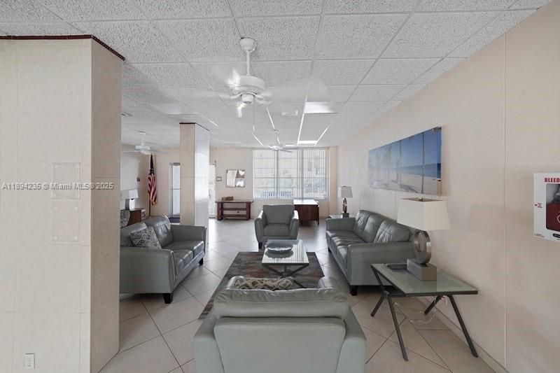 Active With Contract: $1,875 (1 beds, 1 baths, 640 Square Feet)