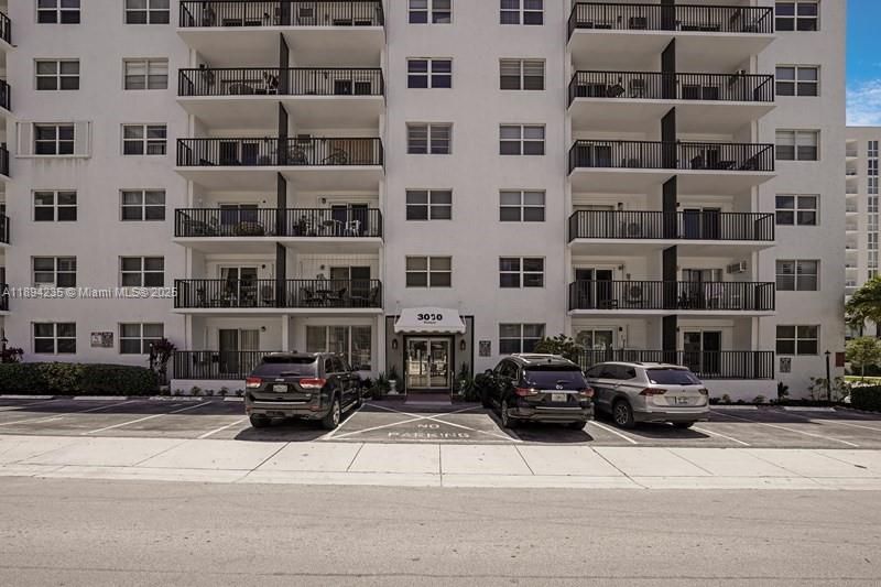 Active With Contract: $1,875 (1 beds, 1 baths, 640 Square Feet)