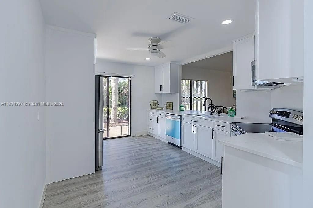 Под контрактом: $399,000 (3 спален, 2 ванн, 1587 Квадратных фут)