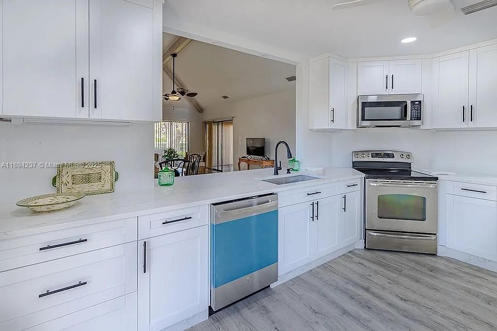 Под контрактом: $399,000 (3 спален, 2 ванн, 1587 Квадратных фут)