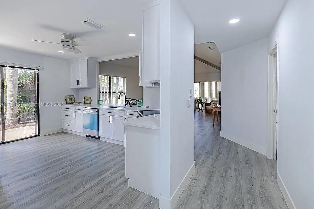 Под контрактом: $399,000 (3 спален, 2 ванн, 1587 Квадратных фут)