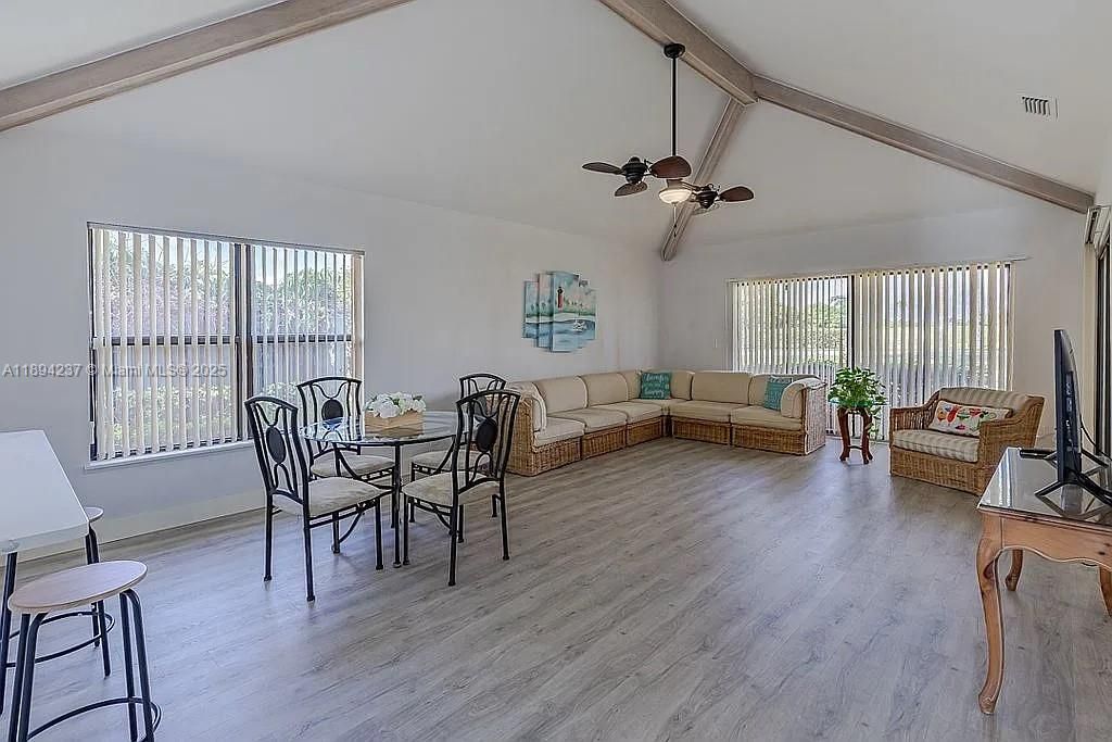 Под контрактом: $399,000 (3 спален, 2 ванн, 1587 Квадратных фут)