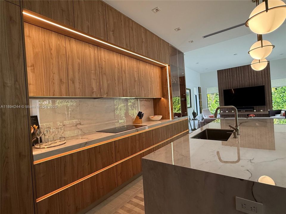 待售: $5,300,000 (5 贝兹, 6 浴室, 4300 平方英尺)