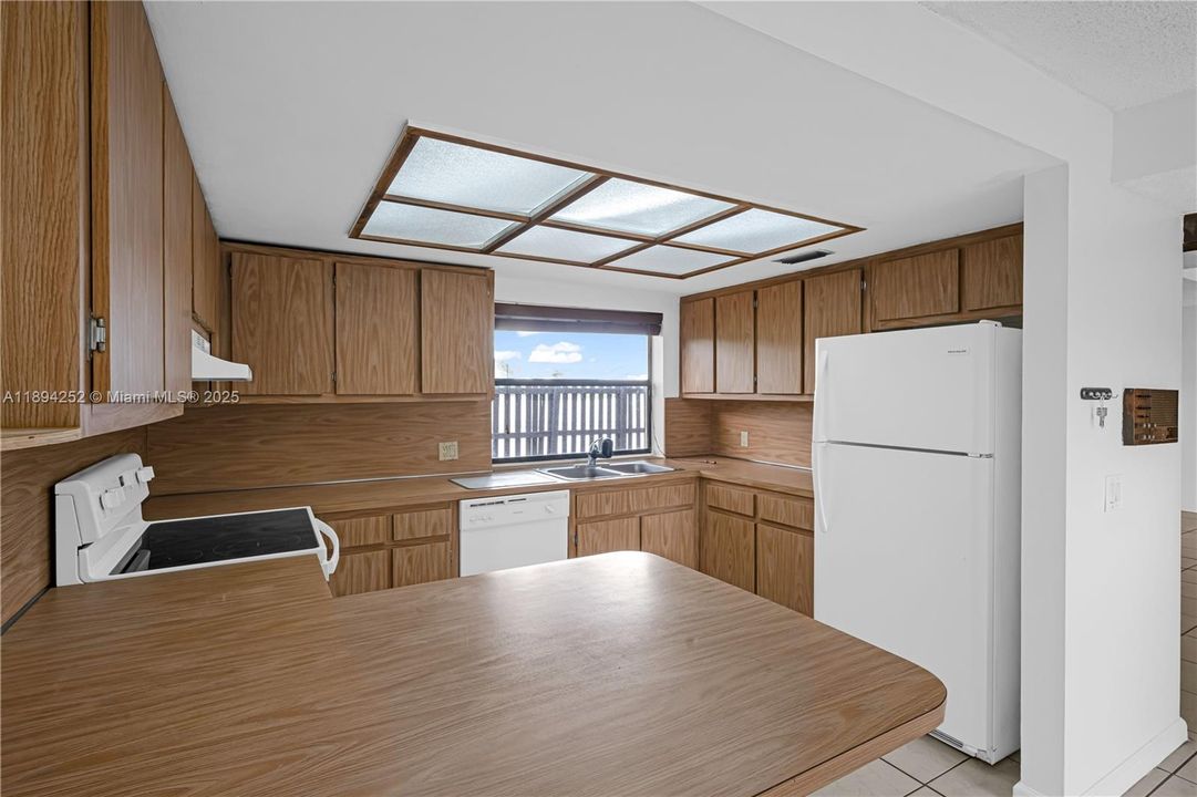 For Rent: $2,700 (2 beds, 2 baths, 1370 Square Feet)