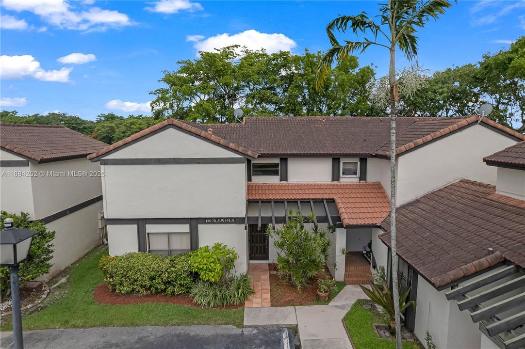 For Rent: $2,700 (2 beds, 2 baths, 1370 Square Feet)