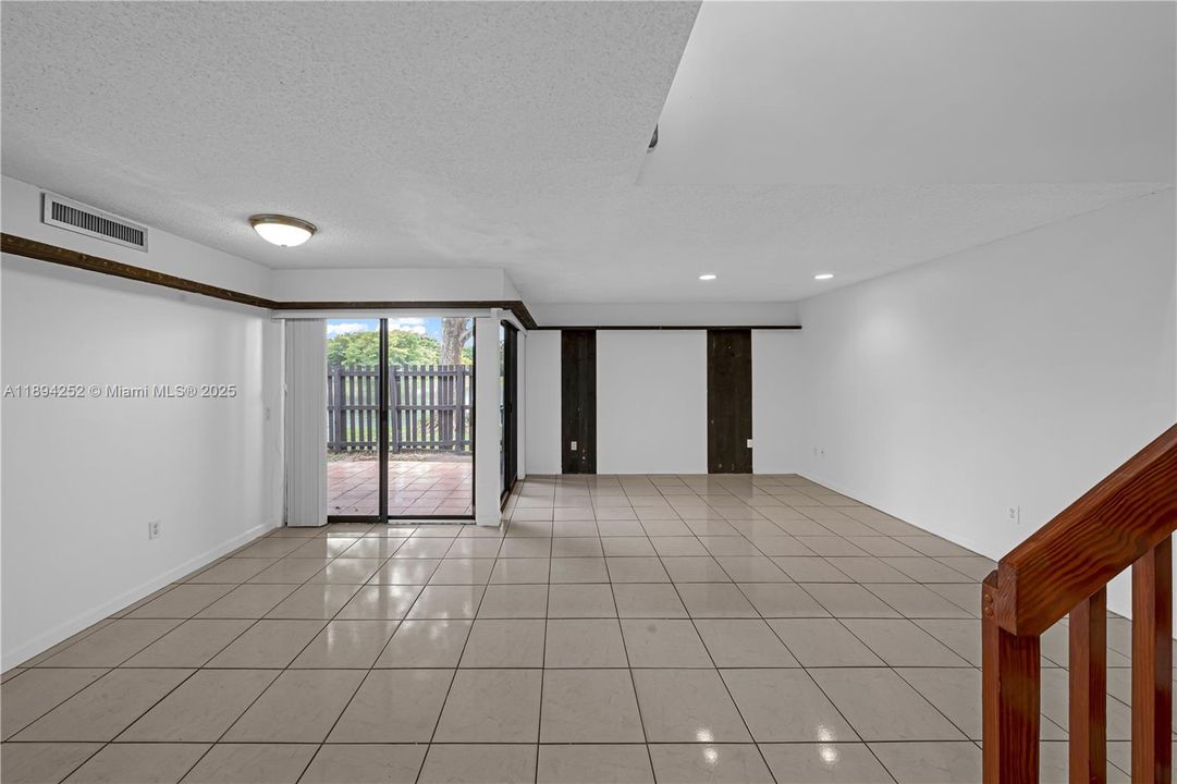 For Rent: $2,700 (2 beds, 2 baths, 1370 Square Feet)