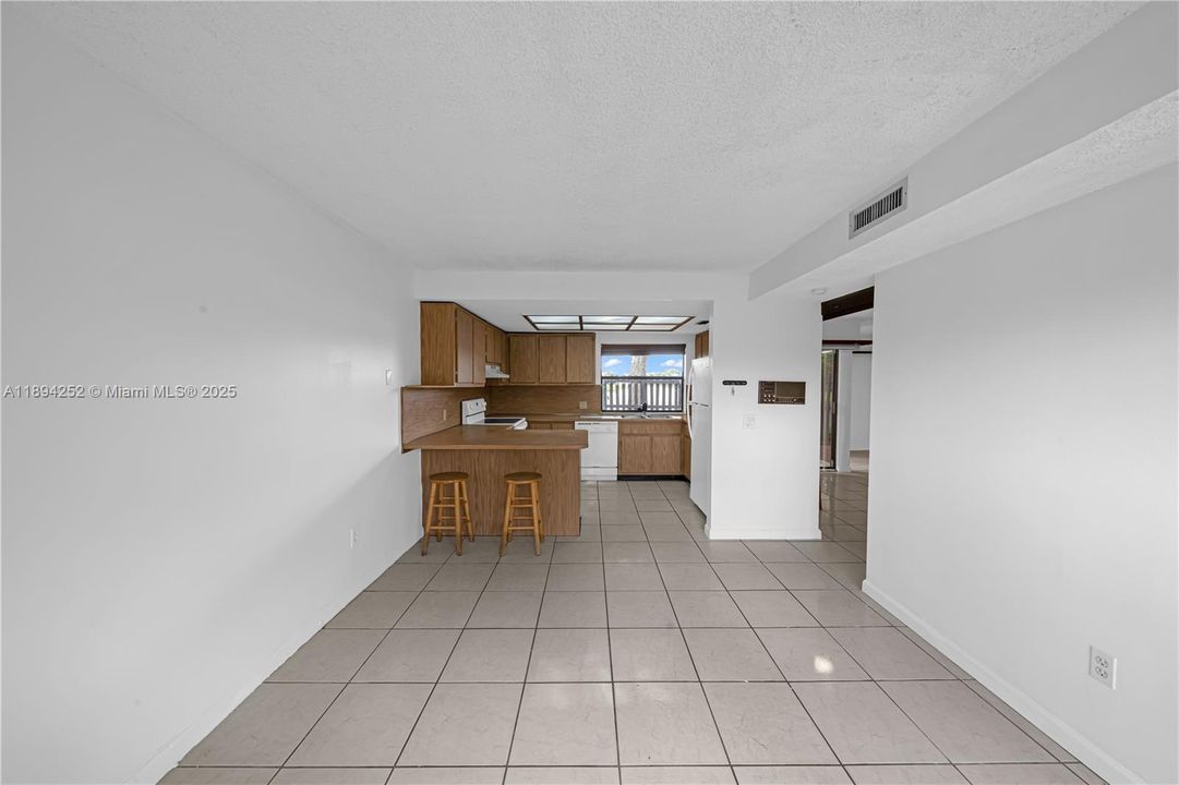 For Rent: $2,700 (2 beds, 2 baths, 1370 Square Feet)