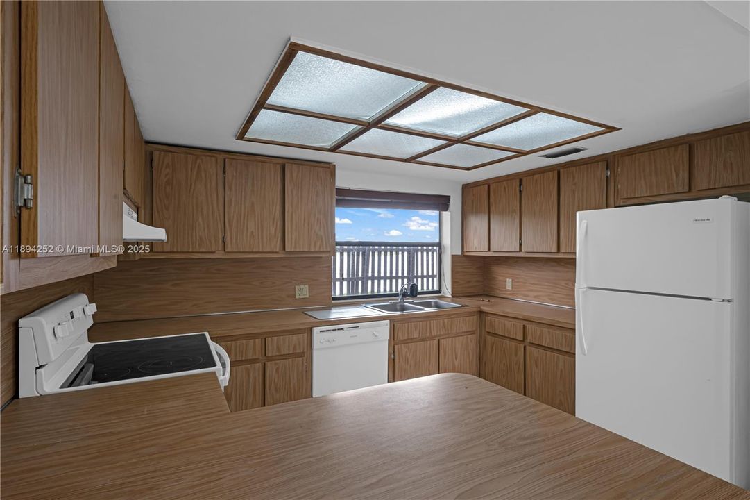 For Rent: $2,700 (2 beds, 2 baths, 1370 Square Feet)