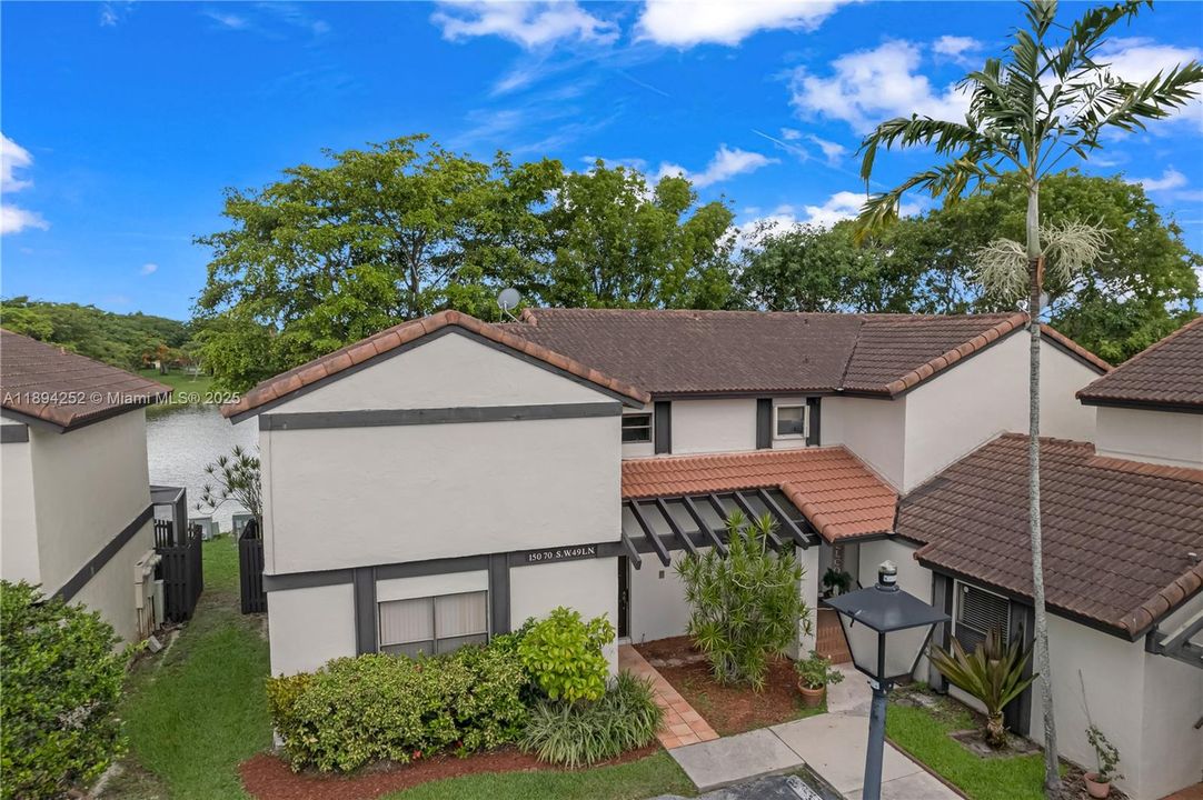 For Rent: $2,700 (2 beds, 2 baths, 1370 Square Feet)