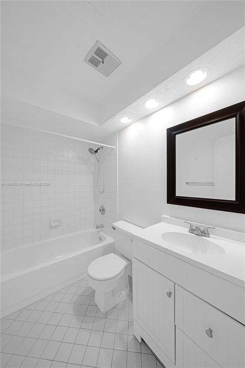 For Rent: $2,700 (2 beds, 2 baths, 1370 Square Feet)