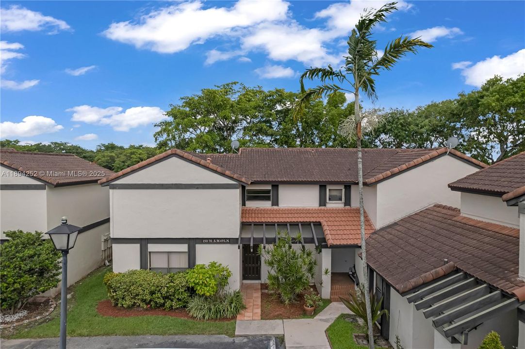 For Rent: $2,700 (2 beds, 2 baths, 1370 Square Feet)