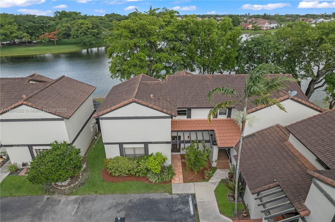 For Rent: $2,700 (2 beds, 2 baths, 1370 Square Feet)