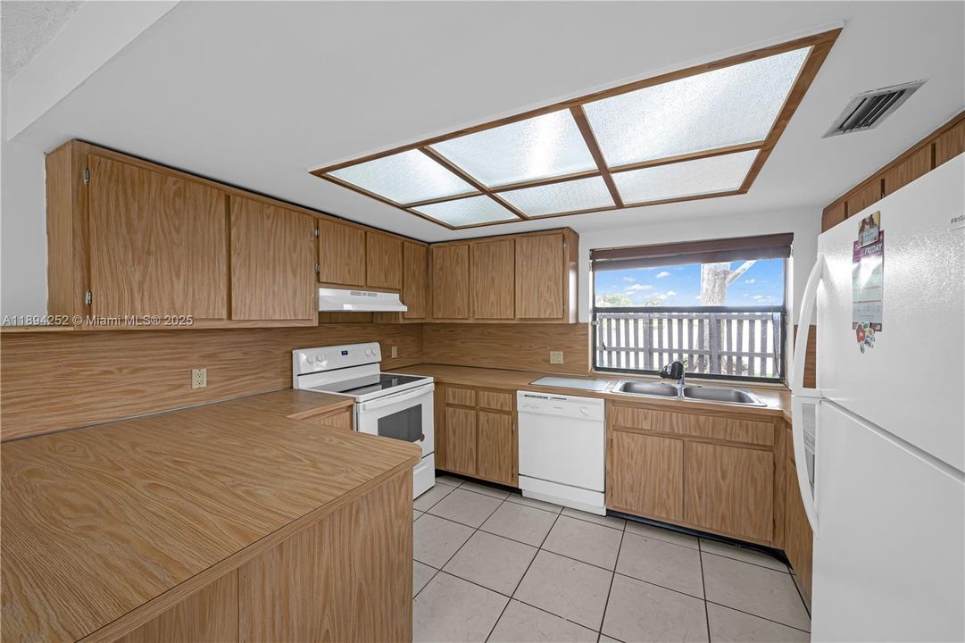 For Rent: $2,700 (2 beds, 2 baths, 1370 Square Feet)