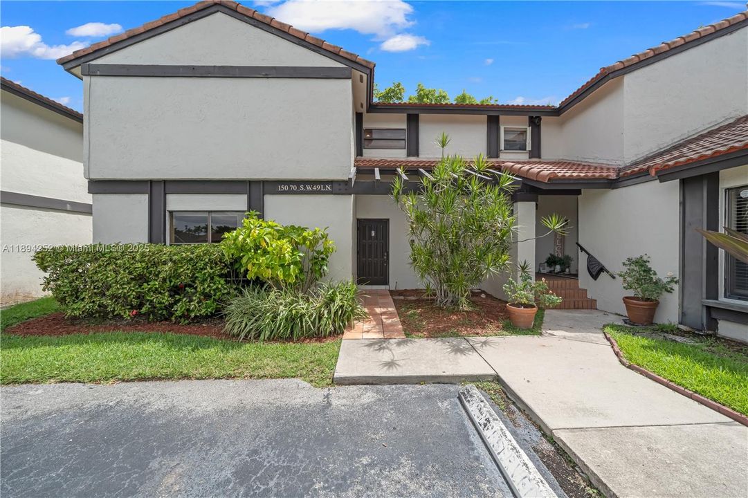 For Rent: $2,700 (2 beds, 2 baths, 1370 Square Feet)