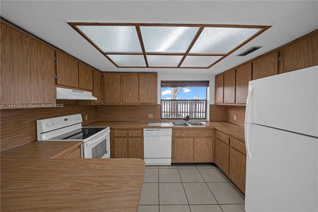 For Rent: $2,700 (2 beds, 2 baths, 1370 Square Feet)