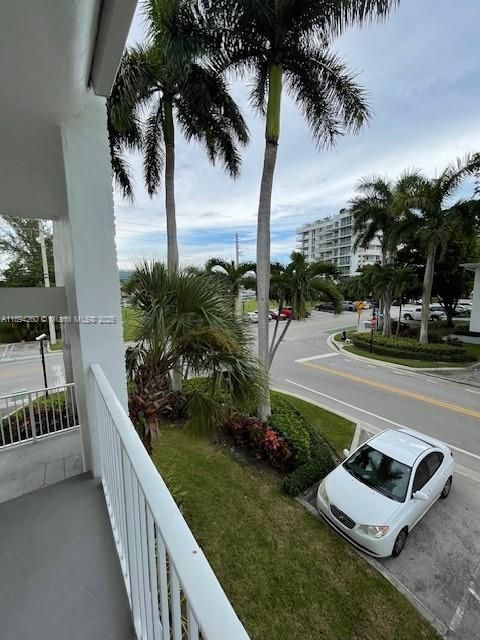 For Rent: $2,000 (1 beds, 1 baths, 700 Square Feet)