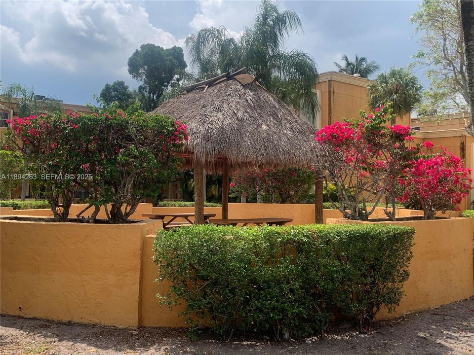 For Rent: $1,750 (1 beds, 1 baths, 883 Square Feet)