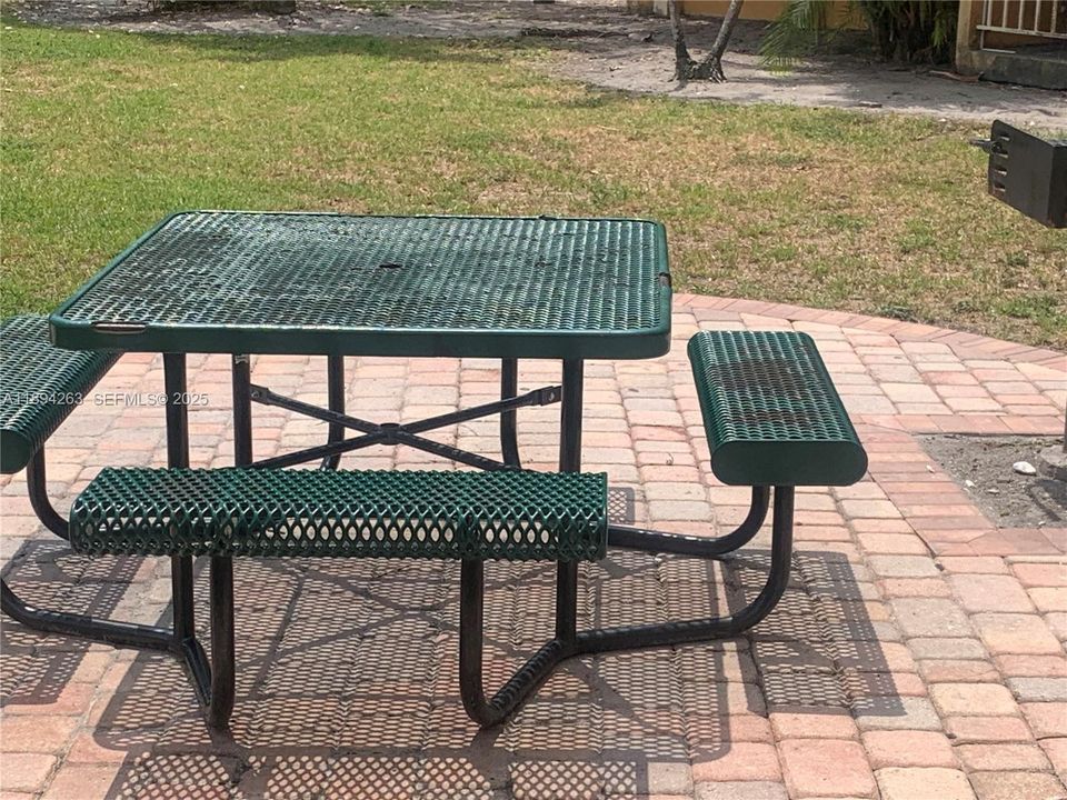 For Rent: $1,750 (1 beds, 1 baths, 883 Square Feet)