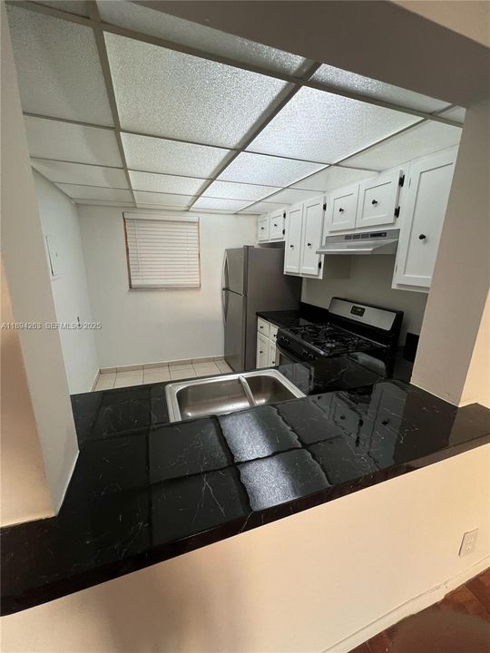 For Rent: $1,750 (1 beds, 1 baths, 883 Square Feet)