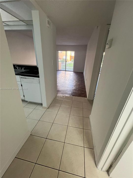 For Rent: $1,750 (1 beds, 1 baths, 883 Square Feet)