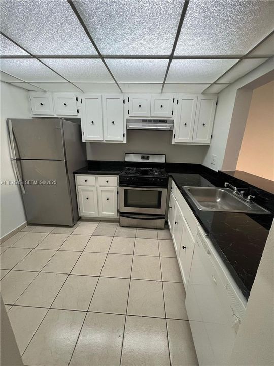 For Rent: $1,750 (1 beds, 1 baths, 883 Square Feet)
