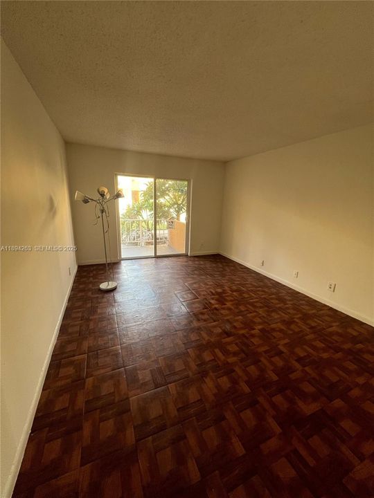 For Rent: $1,750 (1 beds, 1 baths, 883 Square Feet)