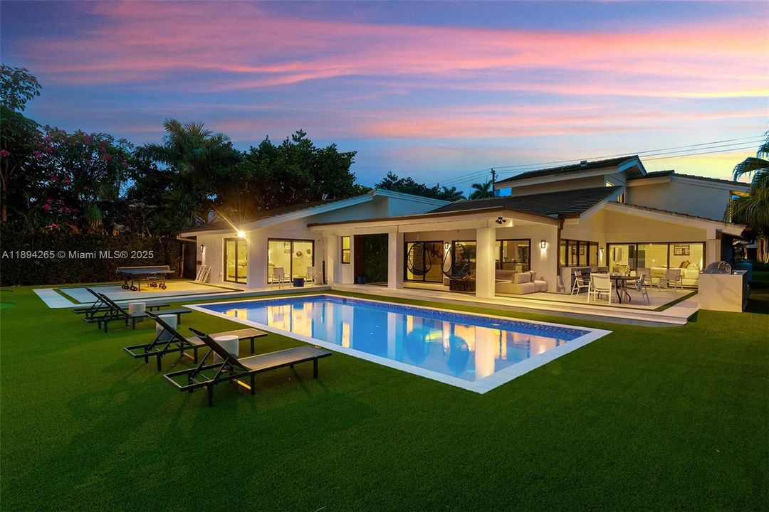 В аренду: $24,000 (5 спален, 3 ванн, 3296 Квадратных фут)