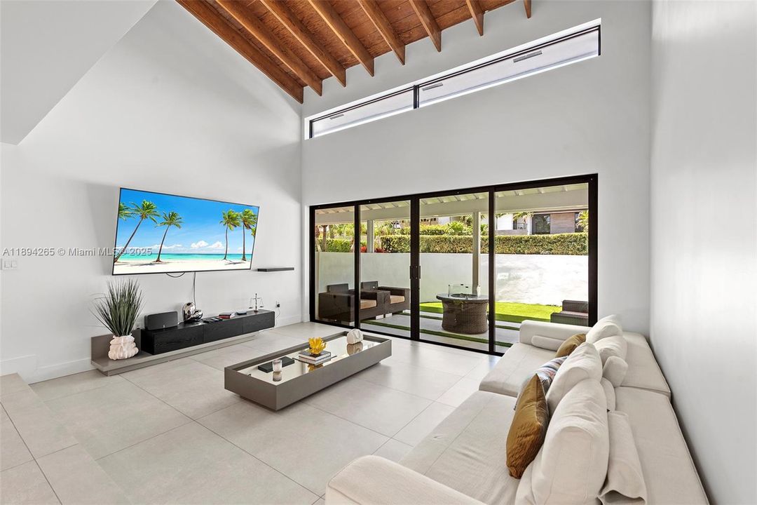 В аренду: $24,000 (5 спален, 3 ванн, 3296 Квадратных фут)