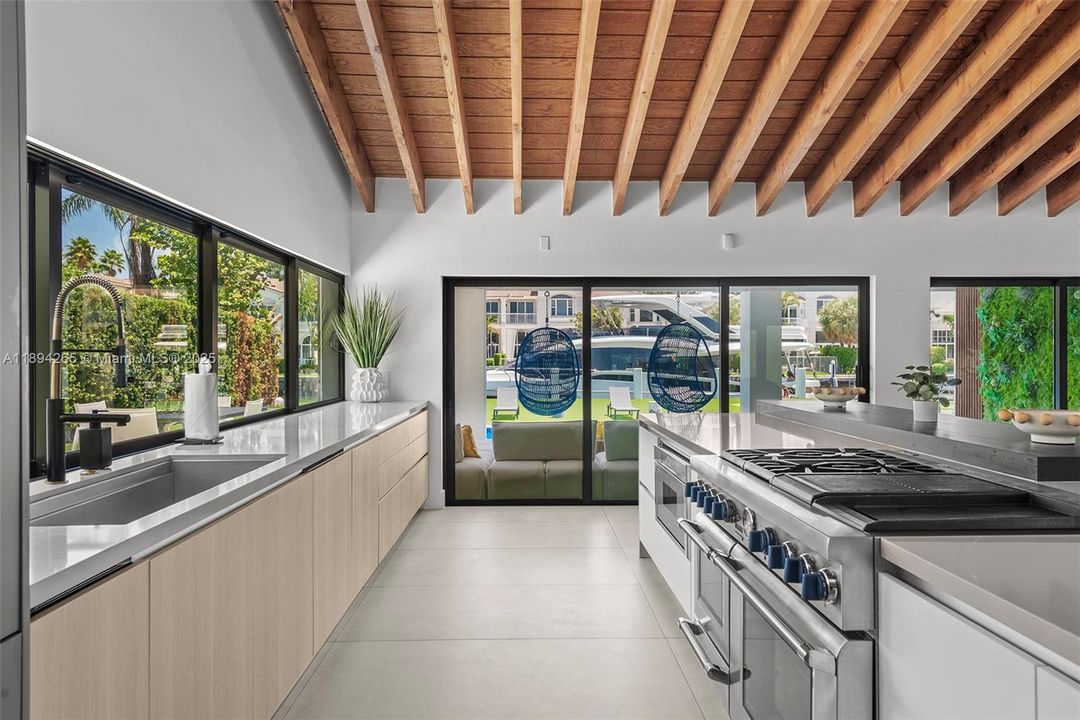 В аренду: $24,000 (5 спален, 3 ванн, 3296 Квадратных фут)